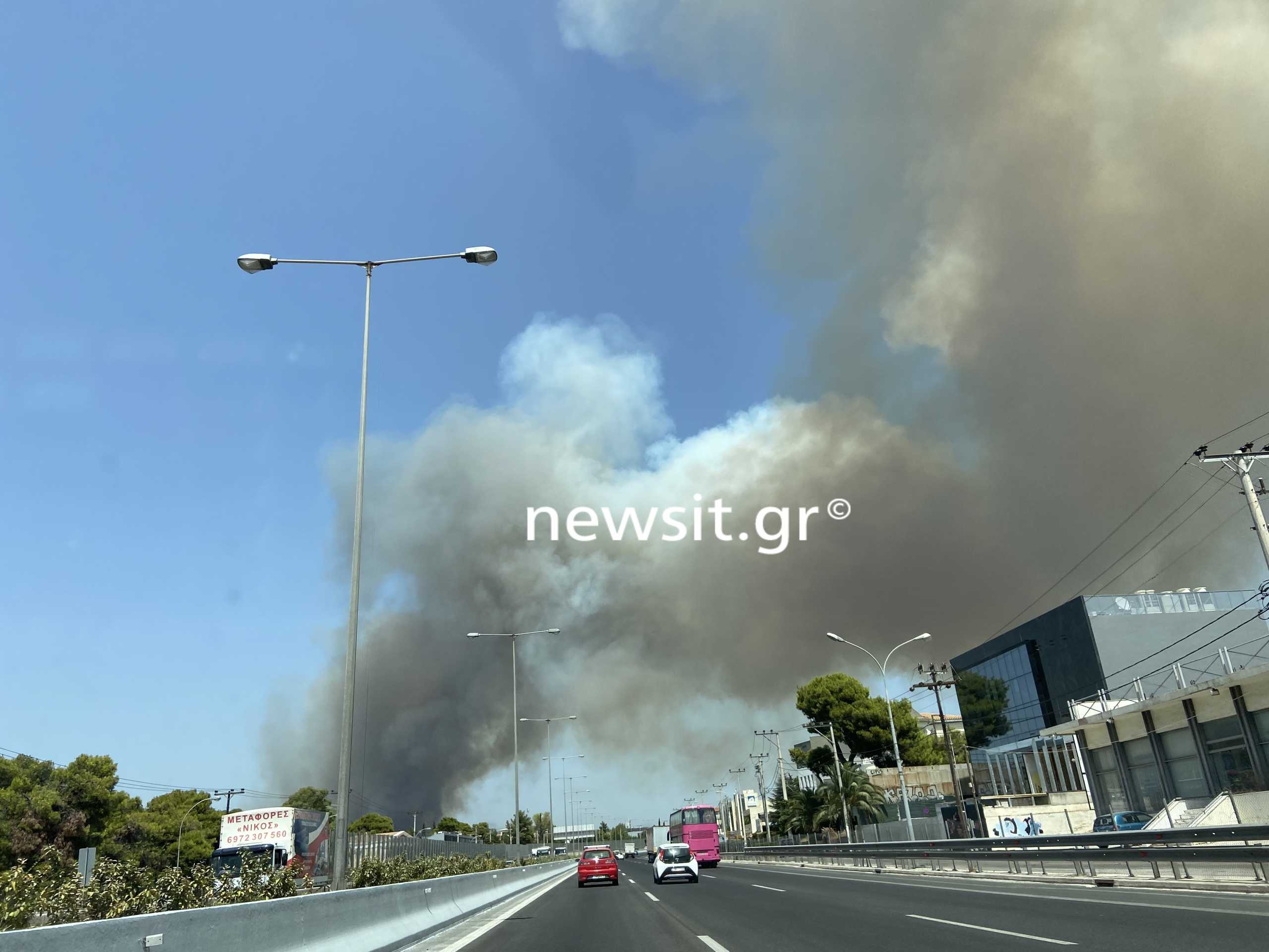 Φωτιά στη Βαρυμπόμπη: Νέα διακοπή και στα δύο ρεύματα της Εθνικής Οδού