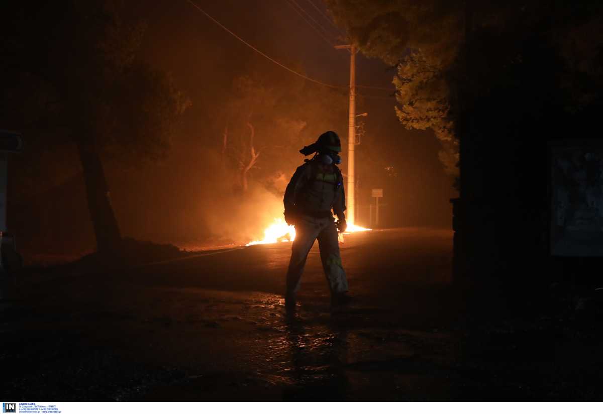 Φωτιά στην Βαρυμπόμπη: Ολονύχτια μάχη με τις φλόγες – Εκκενώνεται μέρος του Κρυονερίου