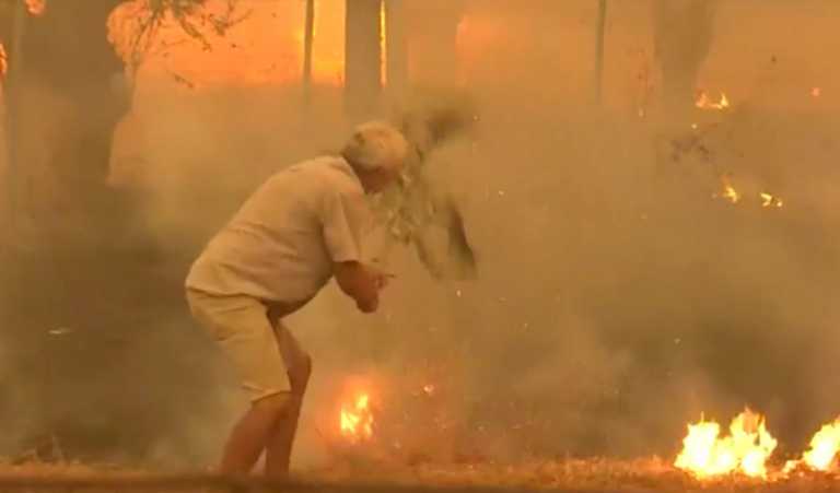 Φωτιά στην Εύβοια: Ο ηλικιωμένος με το κλαδί μίλησε για τη «μάχη» του με τις φλόγες