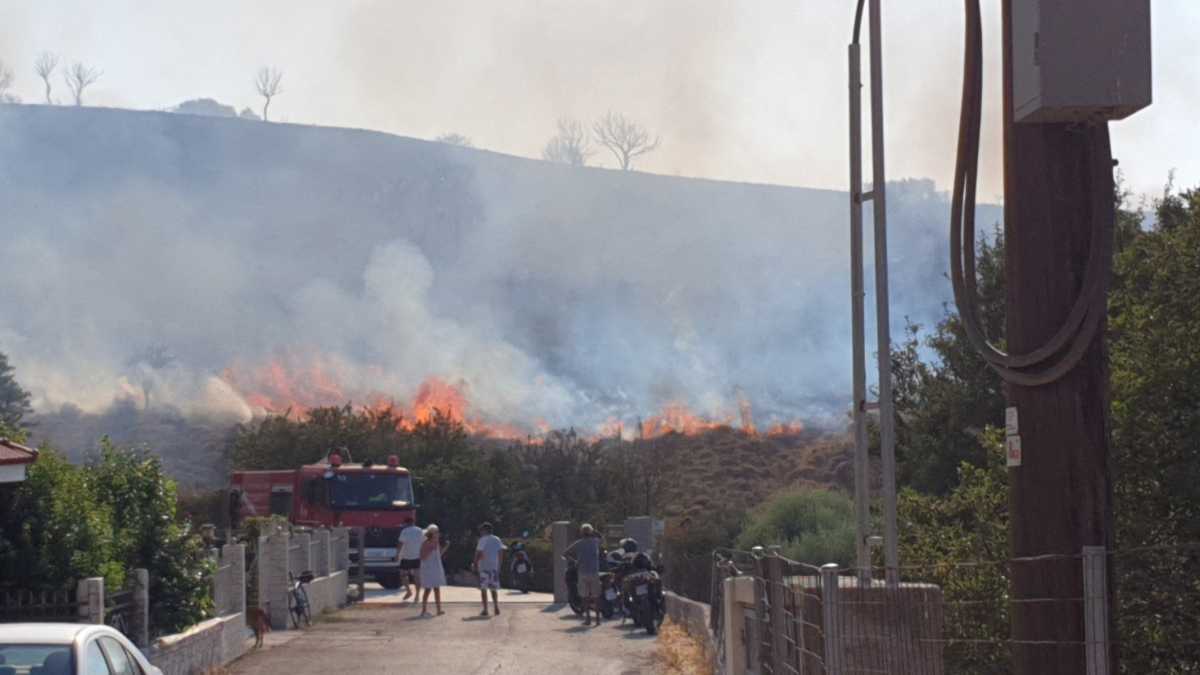 Φωτιά στην Κω: Μάχη επίγειων και εναέριων μέσων με τις φλόγες