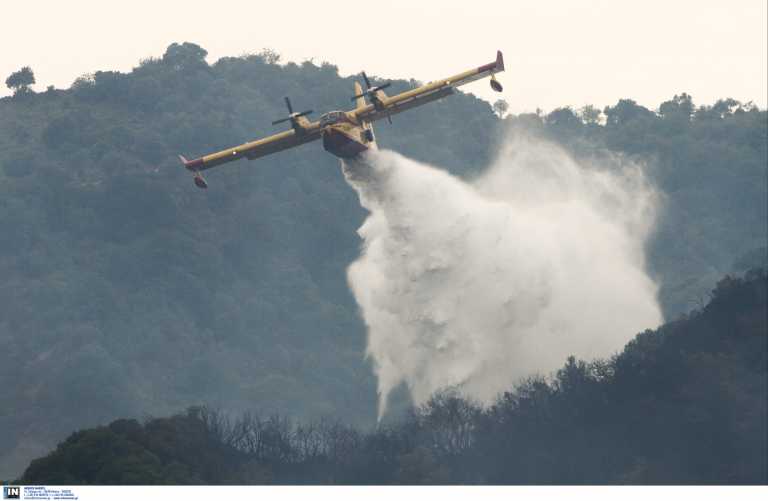 Φωτιά σε δύσβατη δασική έκταση στην Κορινθία - Αεροσκάφη κάνουν συνεχείς ρίψεις από αέρος
