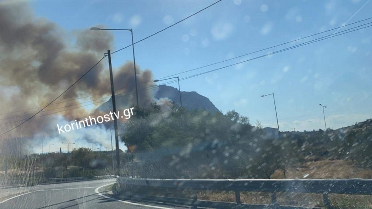 Φωτιά στην Αρχαία Κόρινθο: Επιχειρούν πέντε αεροπλάνα και δύο ελικόπτερα