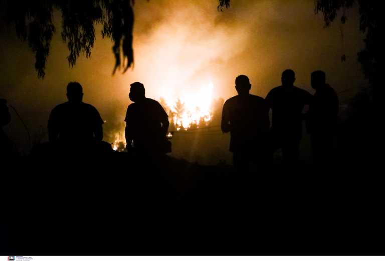 Φωτιά σε Βαρυμπόμπη και Θρακομακεδόνες: Δύσκολη νύχτα – Πού εκτείνονται τα μέτωπα