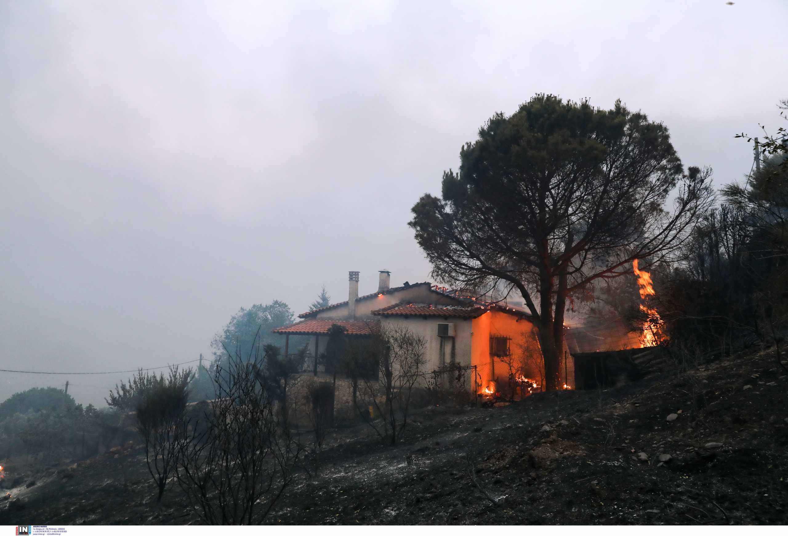 Φωτιά στη Ναυπακτία – Καίγονται σπίτια