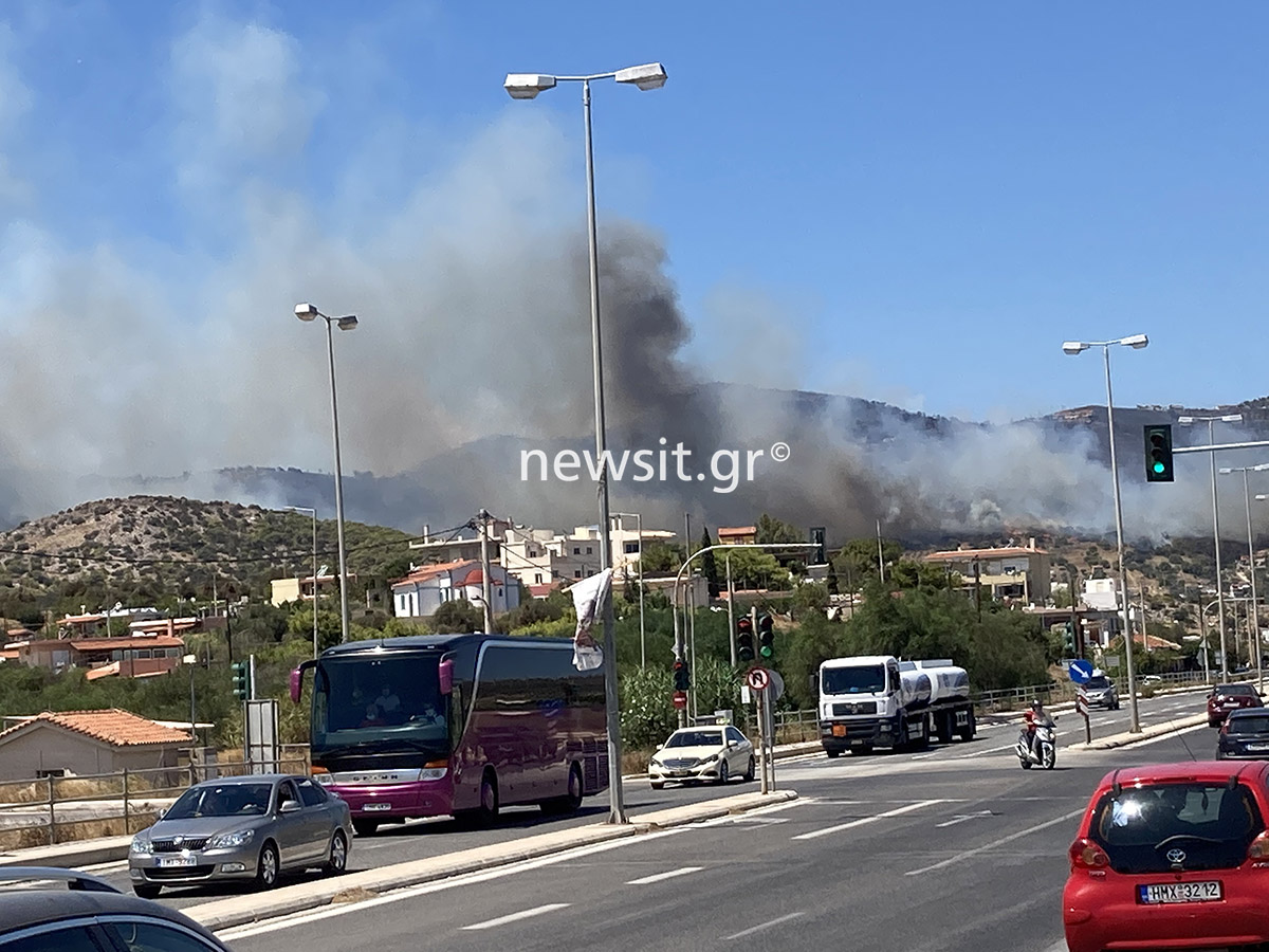 Φωτιά στην Κερατέα: Εκκενώνεται ο οικισμός Μαρκάτι – Μήνυμα από το 112