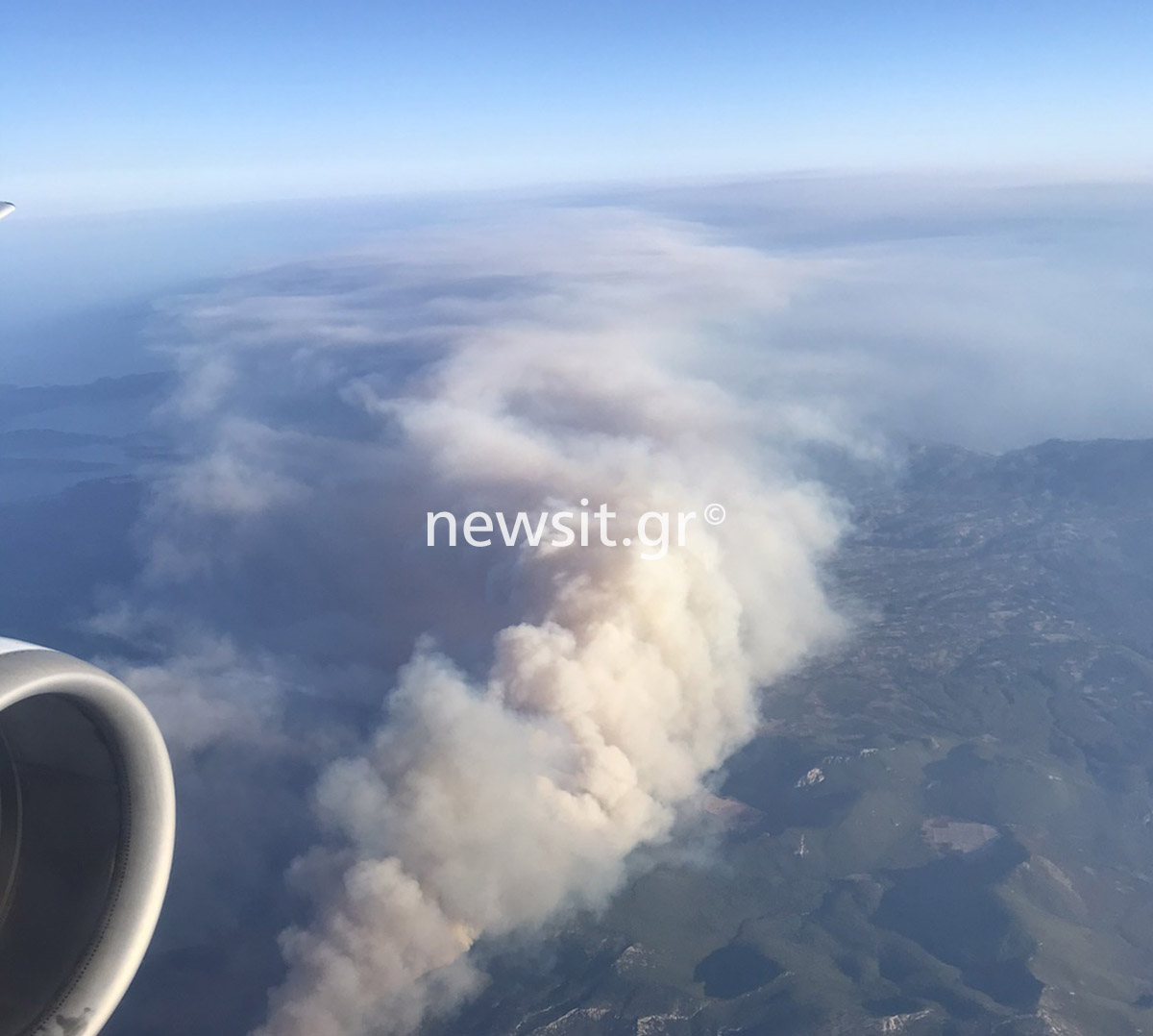 Η συγκλονιστική εικόνα της φωτιάς στην Αττική από το παράθυρο αεροπλάνου