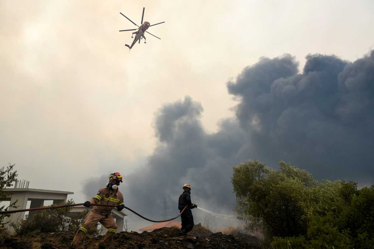 Σέρρες: Μαίνεται η φωτιά στην Αλιστράτη – Τι δυσκολεύει τους Πυροσβέστες που επιχειρούν