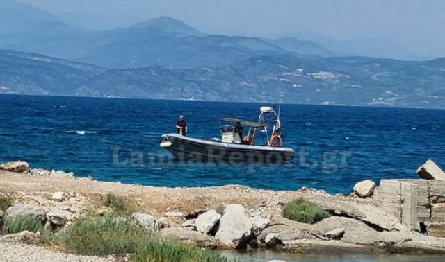 Φωτιά στη Φθιώτιδα: Το Λιμενικό απομακρύνει κόσμο από τον Θεολόγο Μαλεσίνας