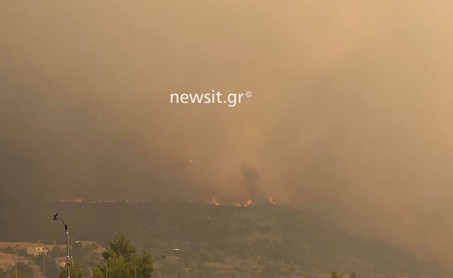 Η φωτιά πλησιάζει απειλητικά τα Βίλια: Αυτό είναι το μέτωπο