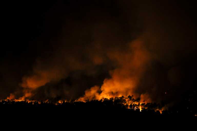 Φωτιά στη Νέα Μάκρη! Εντολή στους κατοίκους να εκκενώσουν τα σπίτια τους σε Λιβίσι και Άγιο Εφραίμ