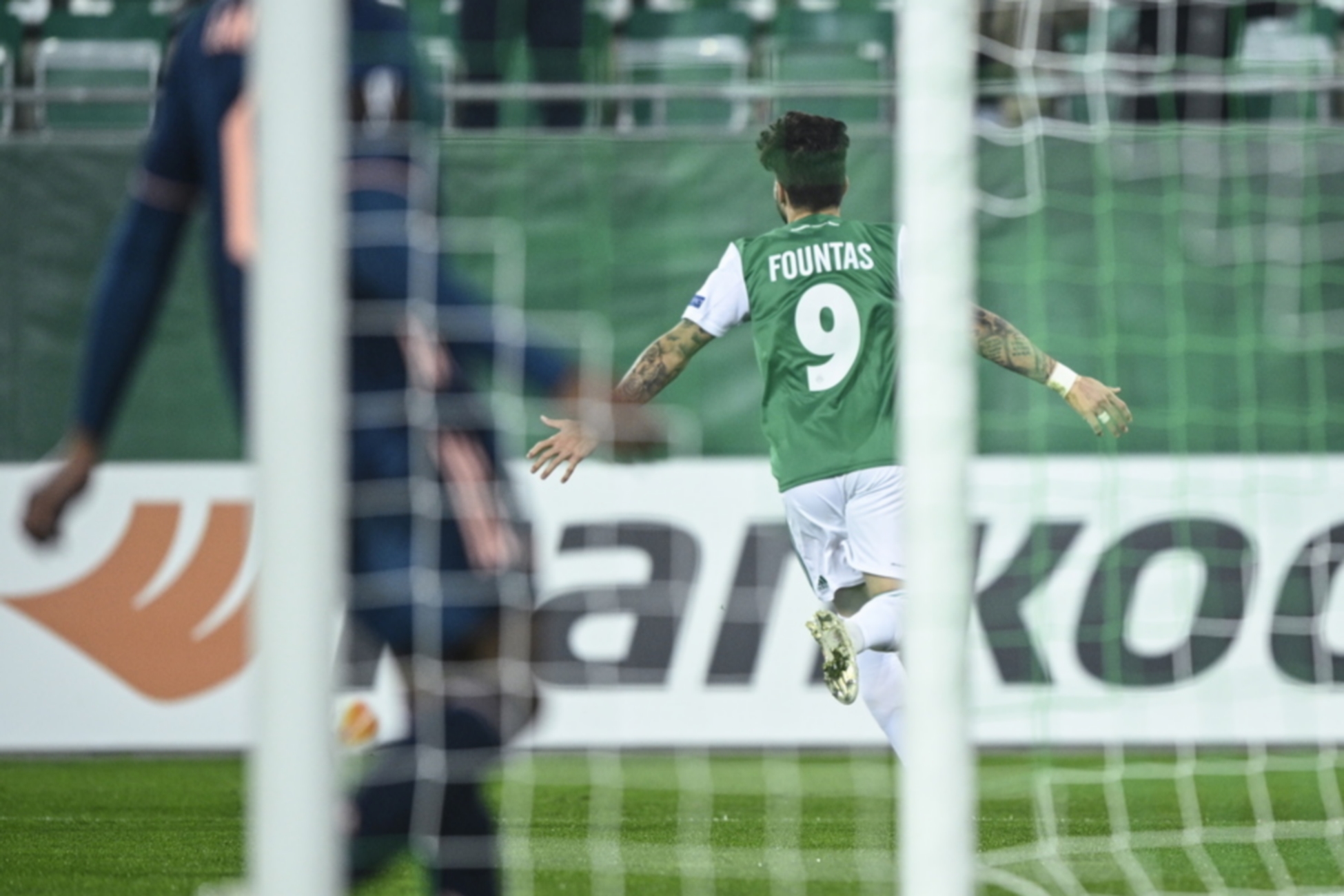 epa08765816 Taxiarchis Fountas (R) of Rapid Vienna celebrates after scoring the 1-0 lead during the UEFA Europa League group B soccer match between SK Rapid Vienna and Arsenal FC in Vienna, Austria, 22 October 2020.  EPA