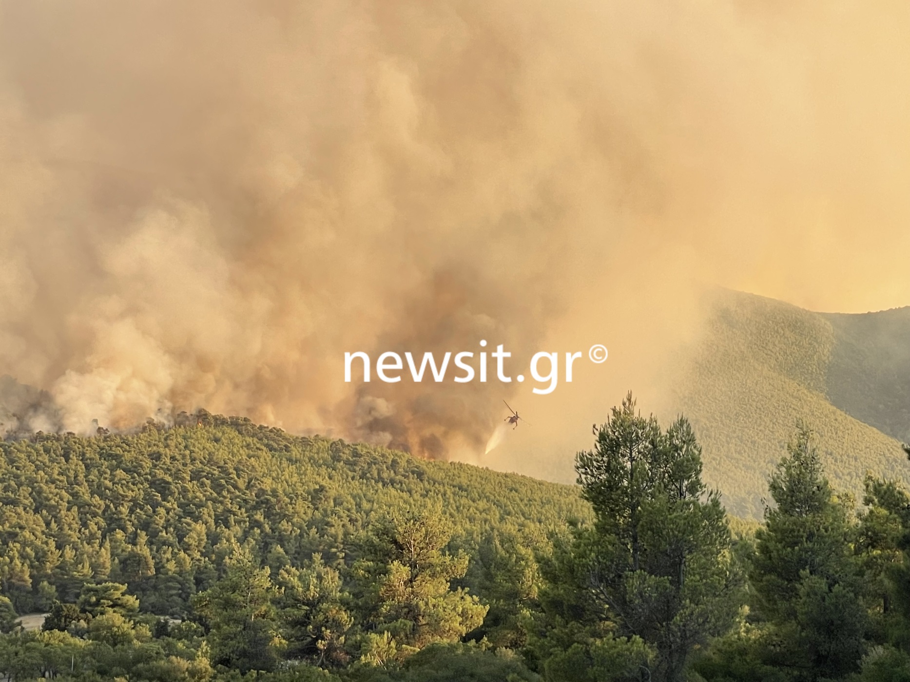 Φωτιές στην Αττική: Μάχη για να μην φτάσουν οι φλόγες στα Βίλια – Παραμένει το πύρινο μέτωπο στην Κερατέα