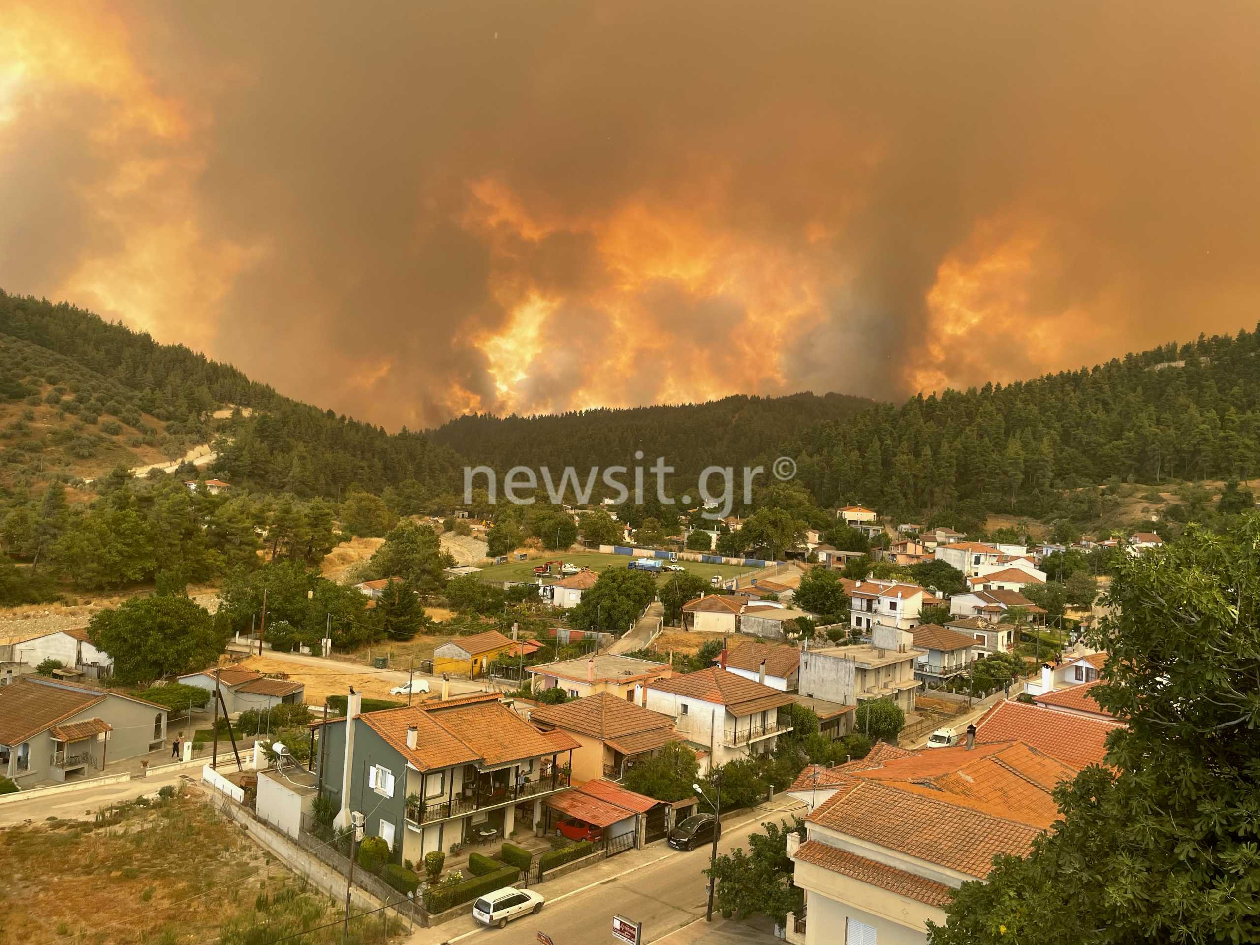 Φωτιά στην Εύβοια: Δυστοπικές εικόνες στις Γούβες, απειλείται το χωριό