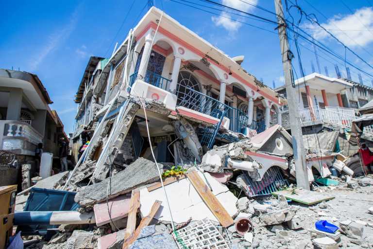 Σεισμός στην Αϊτή: Πάνω από 300 οι νεκροί – Και νέος σεισμός 5,9 Ρίχτερ – Συγκλονιστικές εικόνες