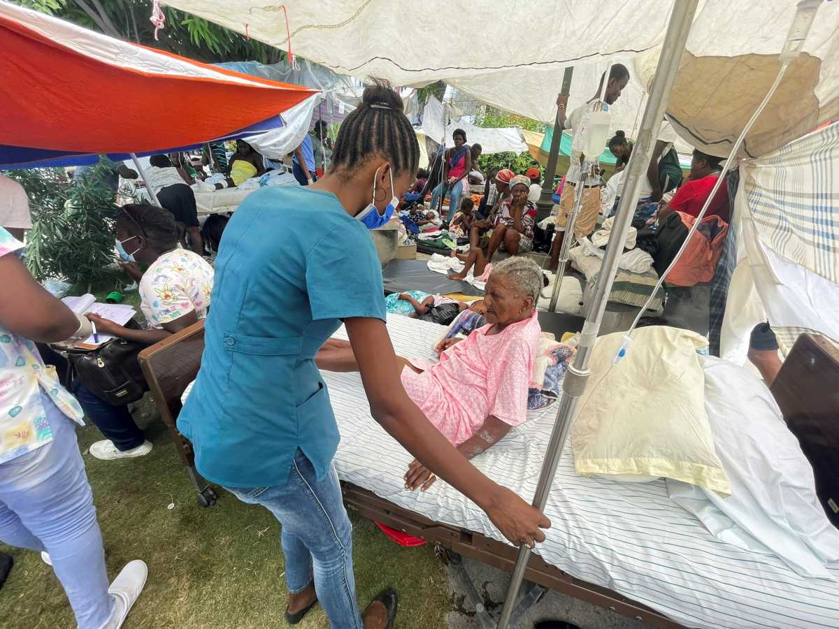 Σεισμός Αϊτή: Γιατροί δίνουν μάχη για τη ζωή χιλιάδων τραυματιών μέσα σε σκηνές