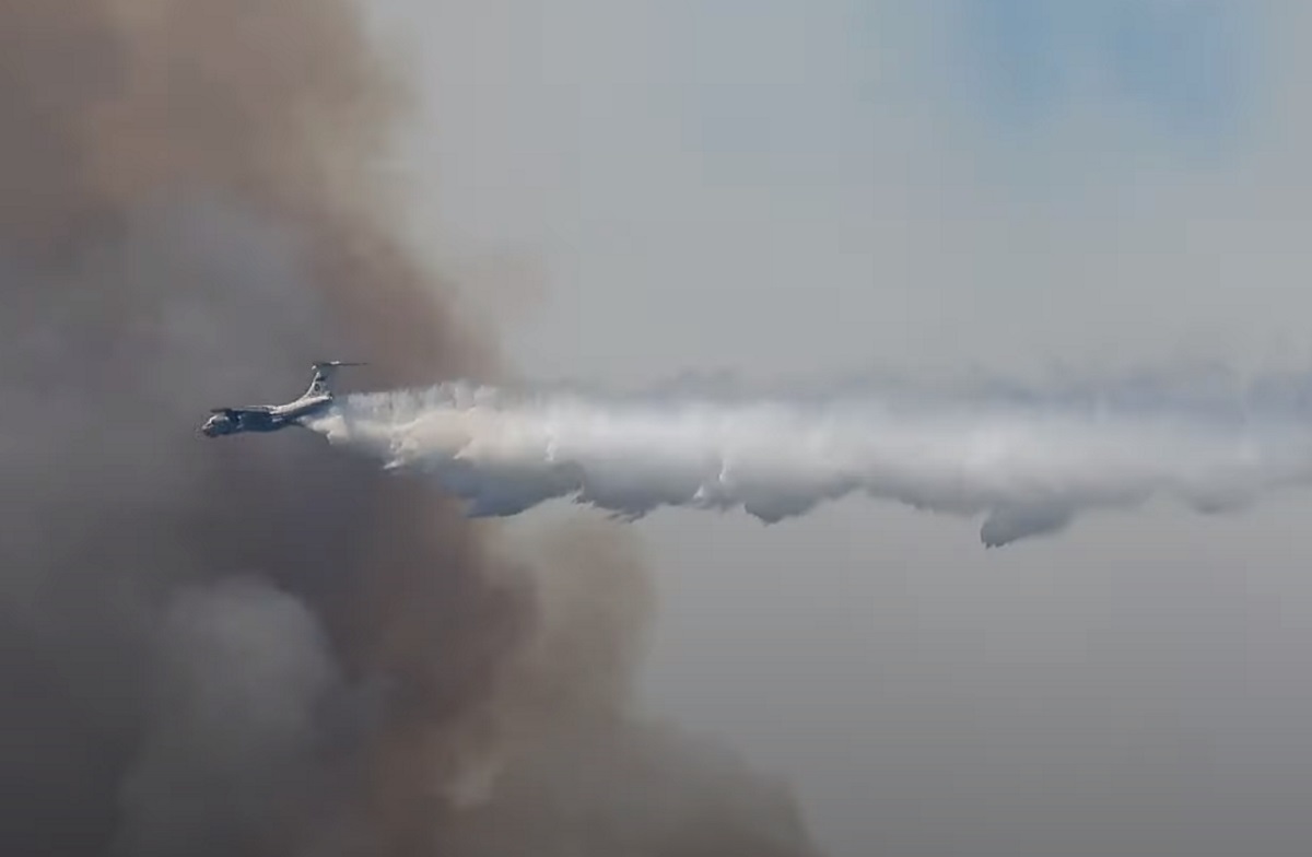 Πυρκαγιά στα Βίλια: Καρέ καρέ η επιβλητική επιχείρηση του ρωσικού Ilyushin πάνω από τις φλόγες [vid]