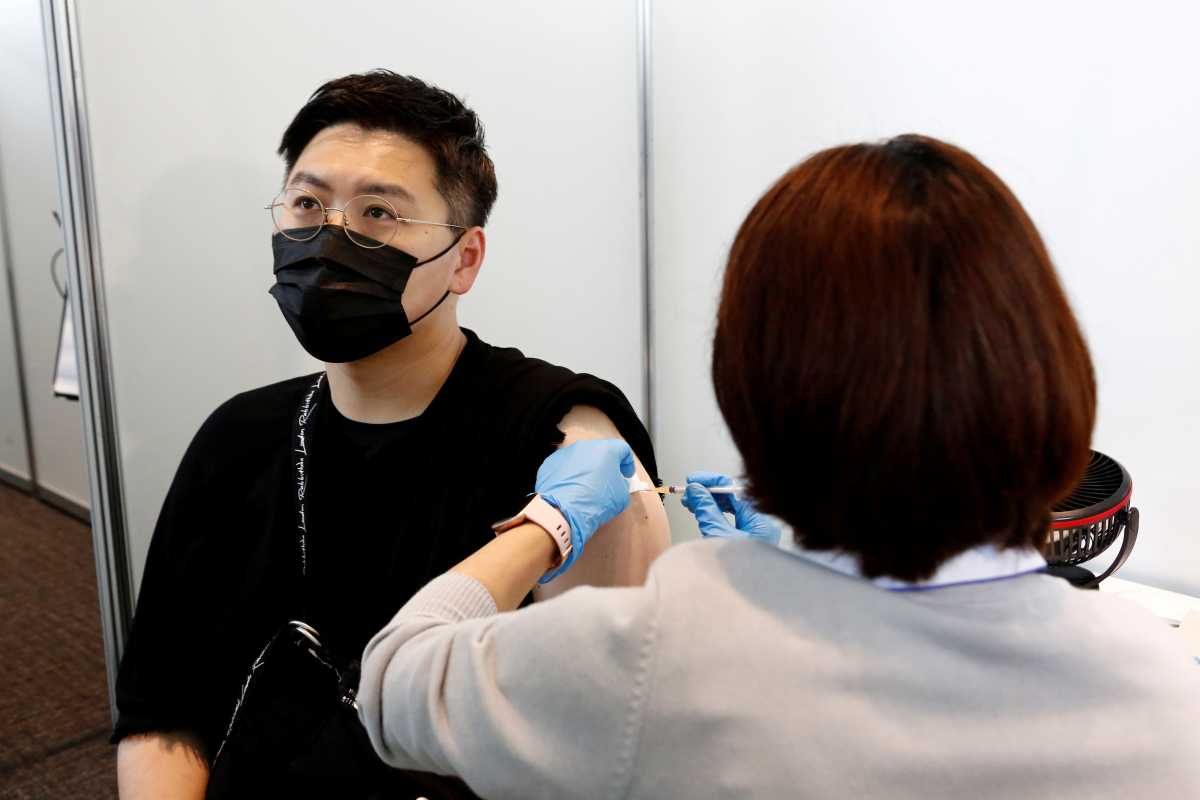 Ιαπωνία: Απόσυρση 1,6 εκατ. δόσεων του εμβολίου της Moderna λόγω μόλυνσης στα φιαλίδια