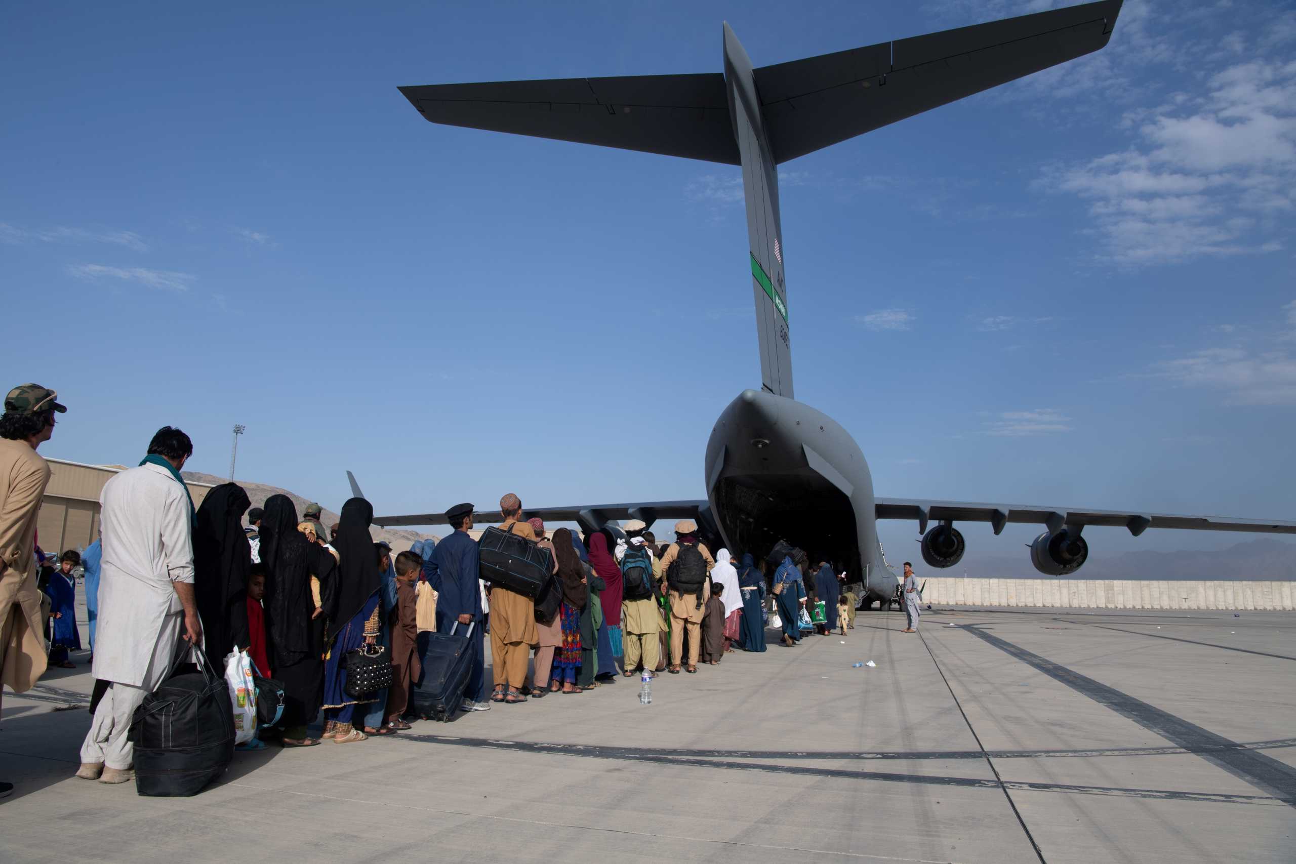 U.S. Air Force loadmasters and pilots assigned to the 816th Expeditionary Airlift Squadron, load passengers aboard a U.S. Air Force C-17 Globemaster III in support of the Afghanistan evacuation at Hamid Karzai International Airport in Kabul, Afghanistan, August 24, 2021. Picture taken August 24, 2021. U.S. Air Force