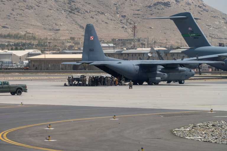 Με 18 εμπορικά αεροσκάφη εκκενώνουν την Καμπούλ οι ΗΠΑ – Ατελείωτο χάος στο αεροδρόμιο