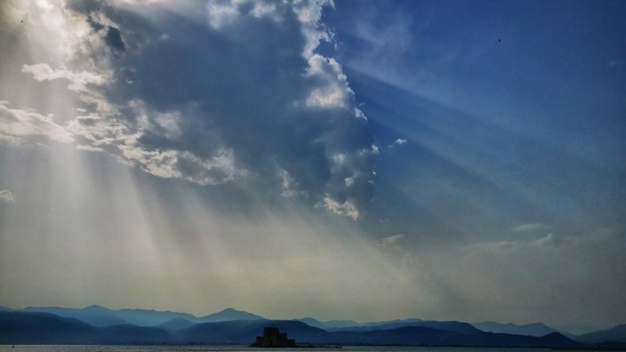 Καιρός – Meteo: Σταγόνες δροσιάς την Παρασκευή – Βουτιά του υδράργυρου και βροχές