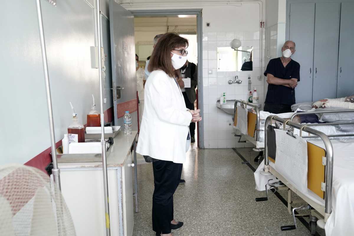 Κατερίνα Σακελλαροπούλου: Επισκέφθηκε στο νοσοκομείο τους εγκαυματίες δασοπυροσβέστες