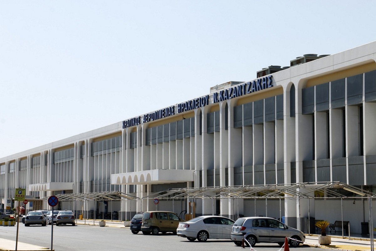 Εξωτερική άποψη του αεροδρομίου "Νίκος Καζαντζάκης" στο Ηράκλειο Κρήτης, Σάββατο 27 Ιουνίου 2020,  Ο υφυπουργός Πολιτικής Προστασίας και Διαχείρισης Κρίσεων Νίκος Χαρδαλιάς επισκέφθηκε το αεροδρόμιο "Νίκος Καζαντζάκης" στο Ηράκλειο Κρήτης, στο πλαίσιο των αυτοψιών που πραγματοποιεί σε περιφερειακά αεροδρόμια της χώρας καθώς από την 1η Ιουλίου "ανοίγουν" οι διεθνείς πτήσεις. ΑΠΕ-ΜΠΕ