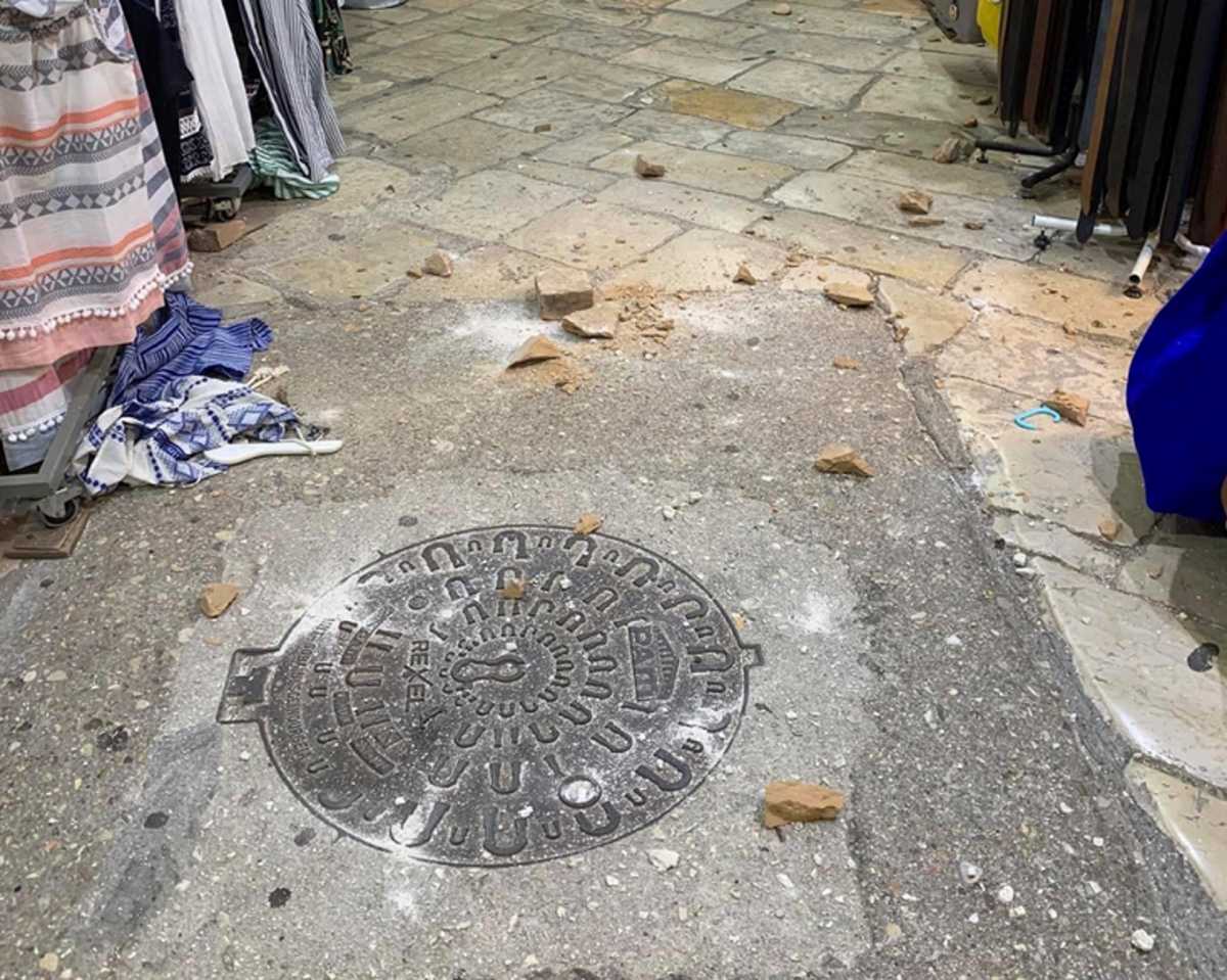 Κέρκυρα: Τρόμος στα καλά καθούμενα – Έπεσαν τούβλα από πολυκατοικία μπροστά τους