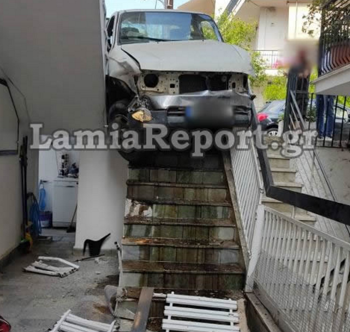 Λαμία: Αγροτικό «προσγειώθηκε» σε σπίτι – Απίστευτες εικόνες