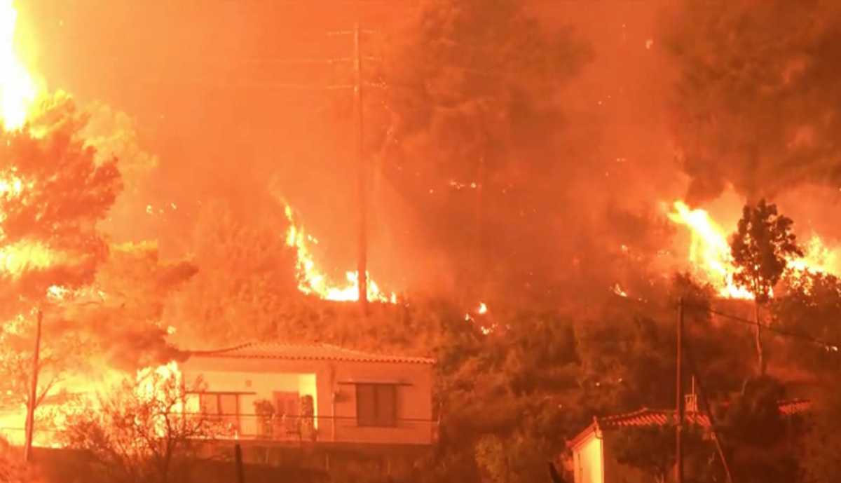 Φωτιά στην Εύβοια: Καίγονται σπίτια στη λίμνη – Αποκαρδιωτικές εικόνες