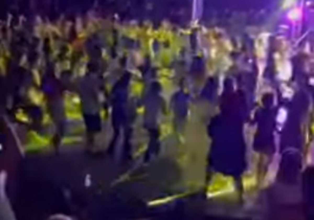 Λιβαδειά – Κορονοϊός: Διακόπηκε η συναυλία μετά από αυτές τις εικόνες – Συνωστισμός στο ξέφρενο γλέντι