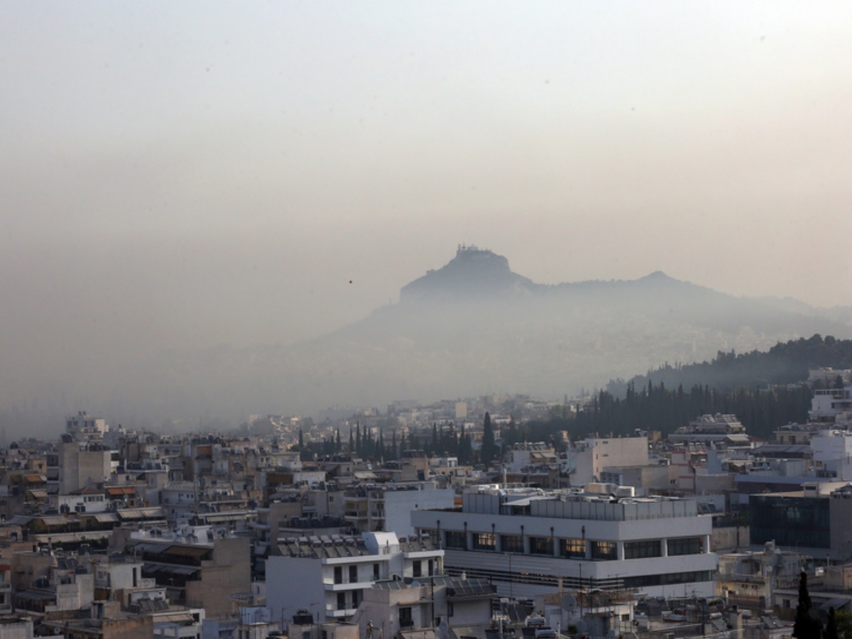 Φωτιά στην Βαρυμπόμπη: Αποπνικτική ατμόσφαιρα στην Αθήνα