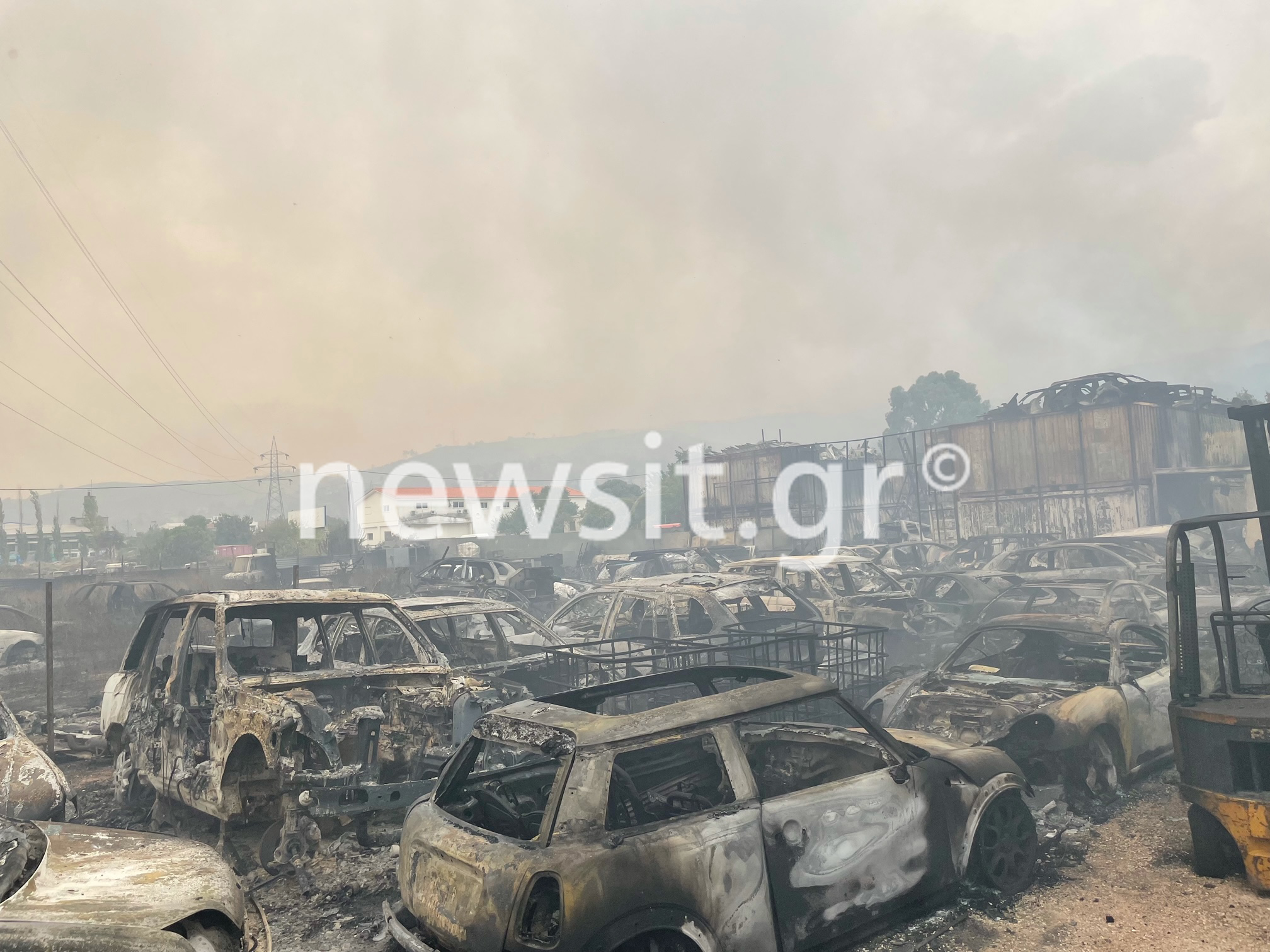 Φωτιά στην Αττική: Κάηκαν πάνω από 100 αυτοκίνητα στην μάντρα στις Αφίδνες