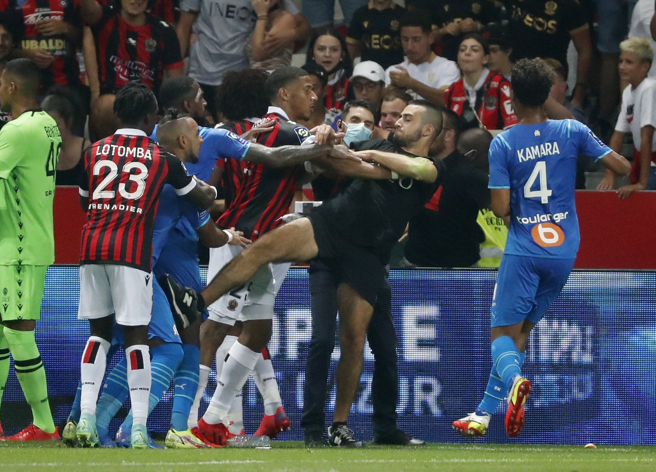 Soccer Football - Ligue 1 - OGC Nice v Olympique de Marseille - Allianz Riviera, Nice, France - August 22, 2021 Players clash as the game is interrupted REUTERS