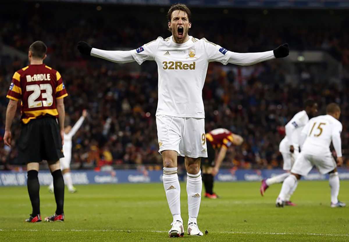 epa03598755 Miguel Michu (C) of Swansea City celebrates after Nathan Dyer (rear R) scored against Bradford City during the English Capital One Cup final soccer match between Swansea City and Bradford City at the Wembley Stadium in London, Britain, 24 February 2013.  EPA