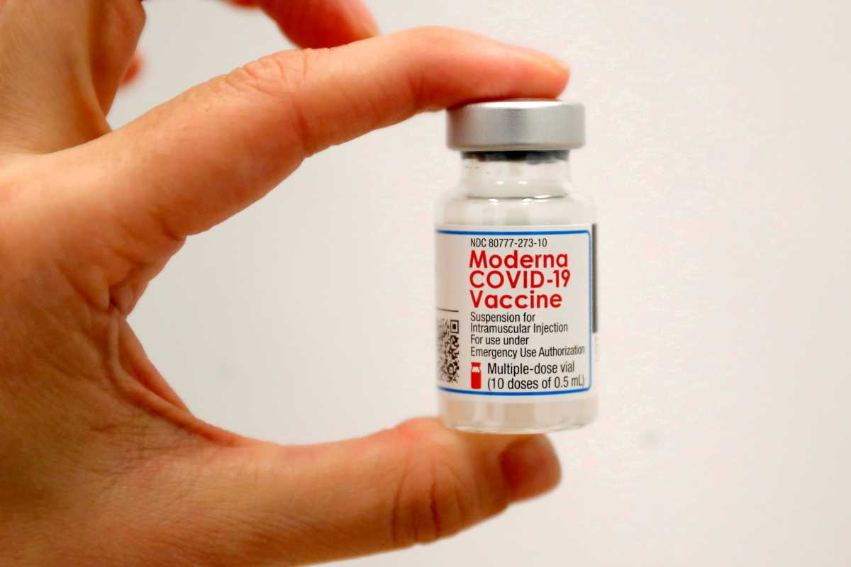FDA: Θέλει και άλλο χρόνο για να εγκρίνει το εμβόλιο της Moderna για τους έφηβους