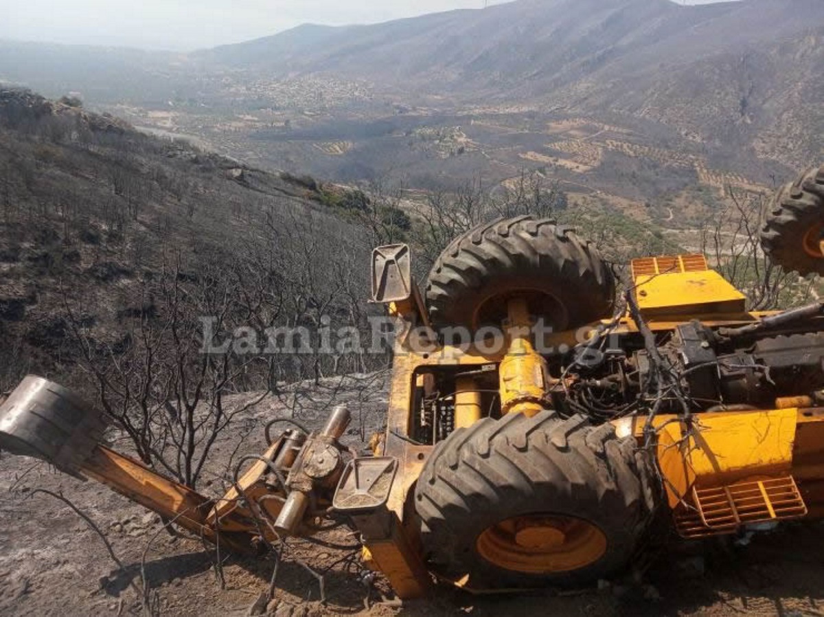 Φωκίδα: Νεκρός ο χειριστής της μπουλντόζας που έπεσε σε γκρεμό στην περιοχή της πυρκαγιάς