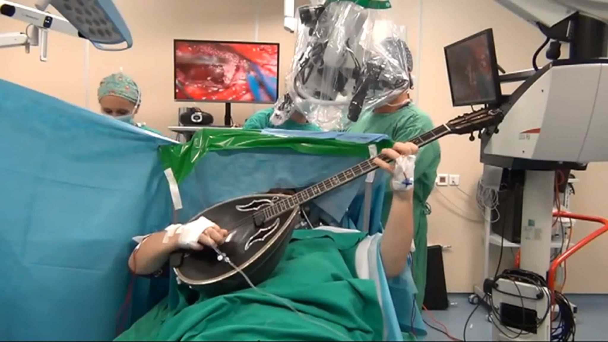 Газ во время операции. Операция на головном мозге с гитарой.