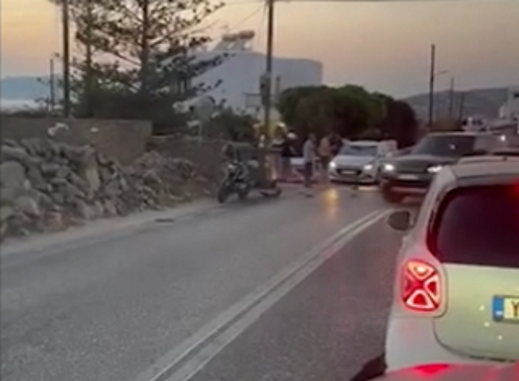 Μύκονος: Τουρίστριες «καρφώνονται» στο παρμπρίζ αυτοκινήτου μετά από φοβερό τροχαίο
