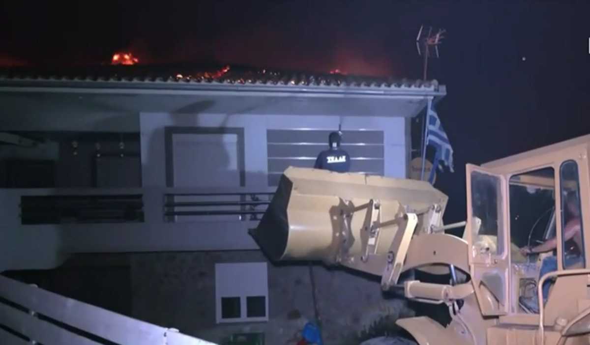 Φωτιά στην Εύβοια: Συγκλονιστικό βίντεο – Με εκσκαφέα προσπαθούν να σώσουν φλεγόμενο σπίτι