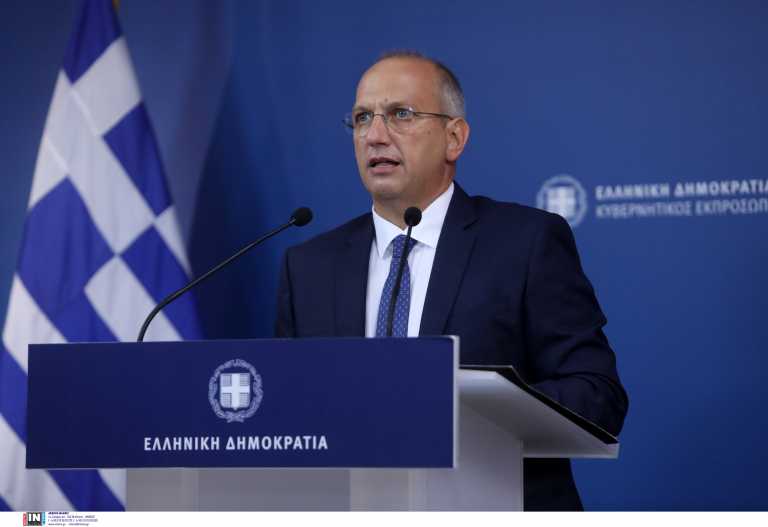 Οικονόμου για πλαστά πιστοποιητικά εμβολιασμού: Πειθαρχικές ποινές που φτάνουν μέχρι την απόλυση