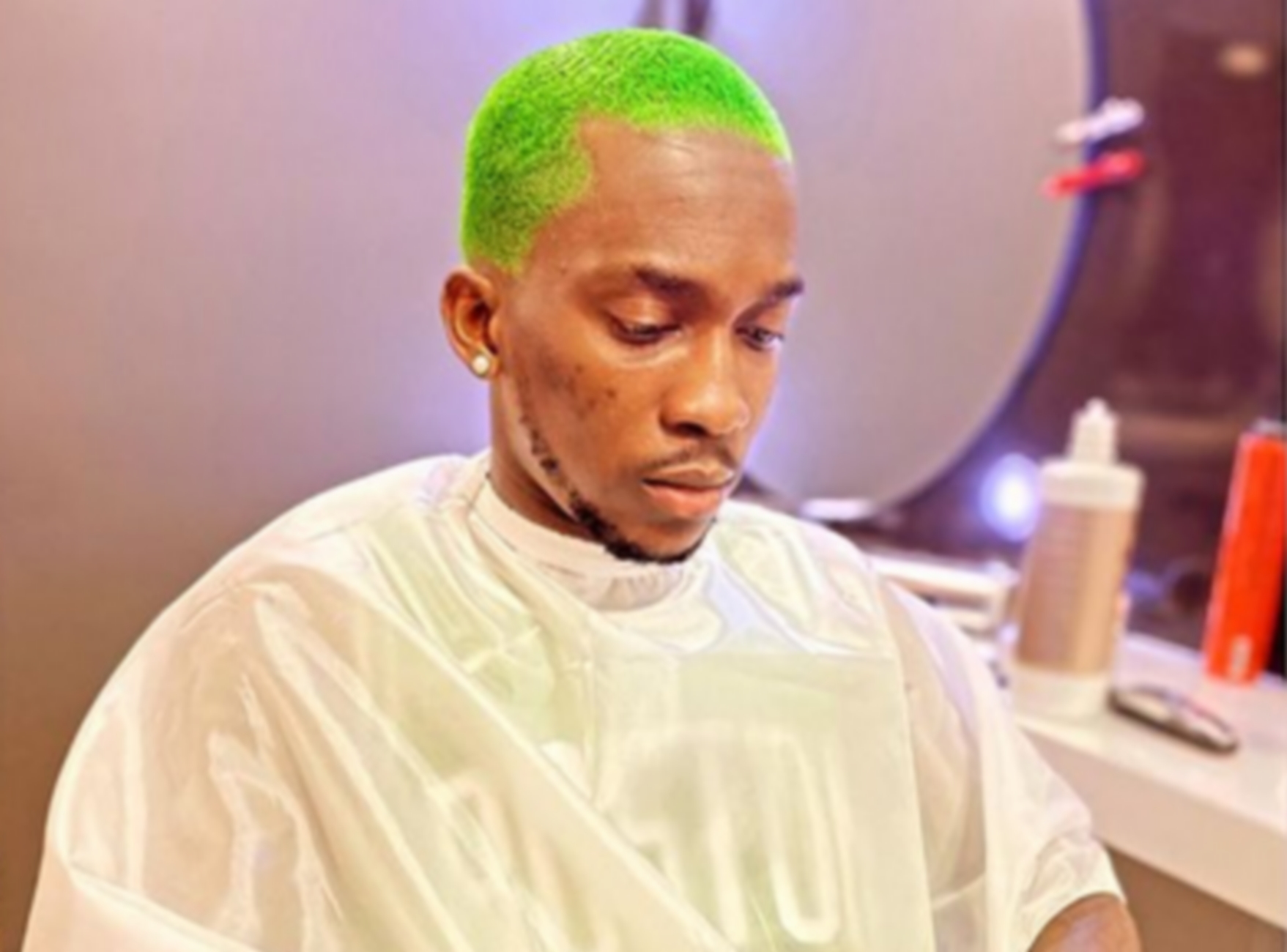 Παίκτης του Ολυμπιακού έβαψε πράσινα τα μαλλιά του και φωτογραφήθηκε με Τριφύλλι