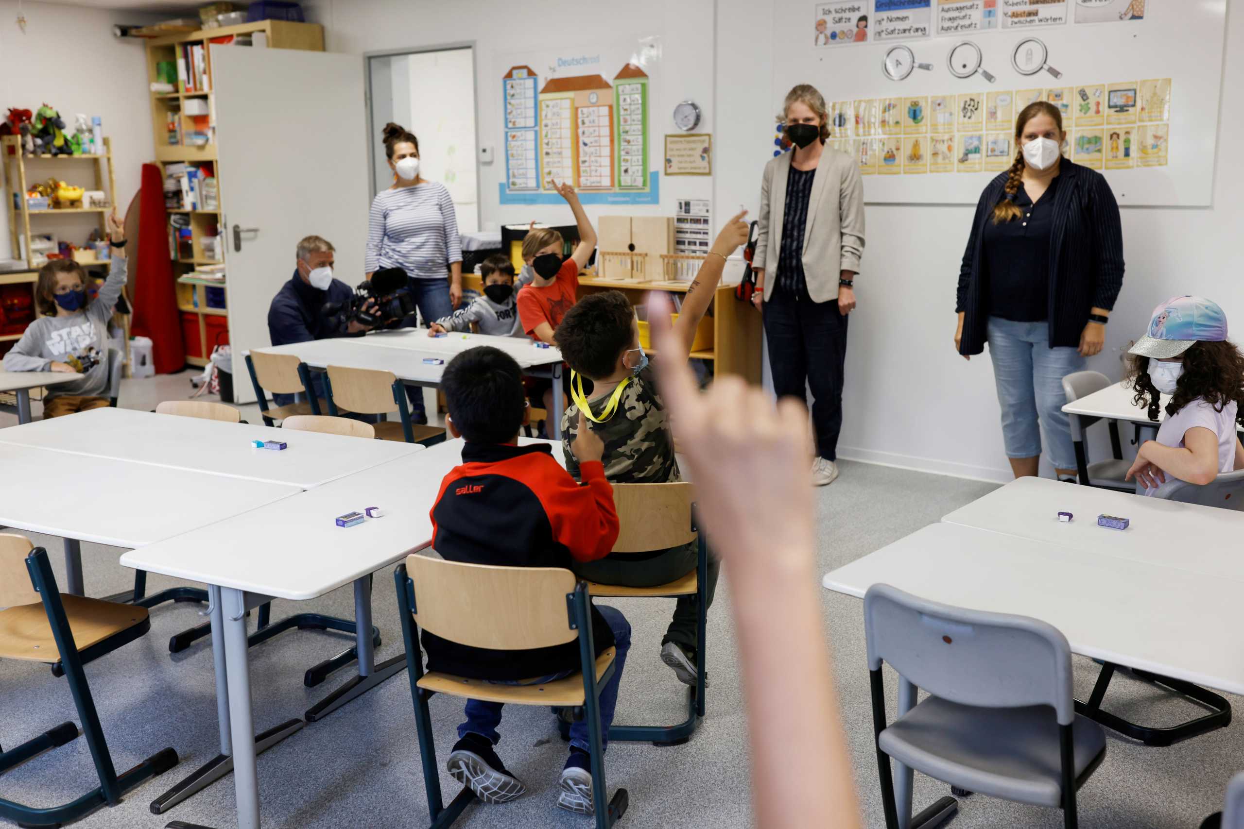 Students return to regular presence schooling, amid the spread of the coronavirus disease (COVID-19) in Berlin, Germany, August 9, 2021. REUTERS