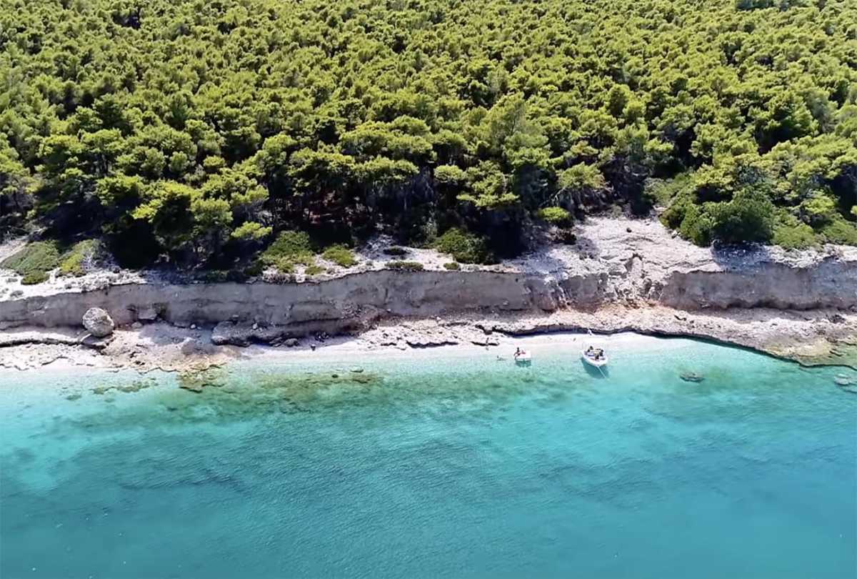 Παραλίες κοντά στην Αθήνα: Ο πριβέ παράδεισος με τα εξωτικά νερά