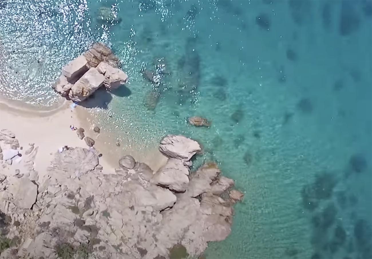 Παραλίες Χαλκιδικής: Η εξωτική αμμουδιά που χωρίζεται στα τρία και μοιάζει με παράδεισο