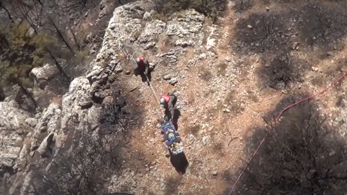 Πυρκαγιές: Καρέ καρέ η διάσωση τραυματισμένου πυροσβέστη από την Πάρνηθα