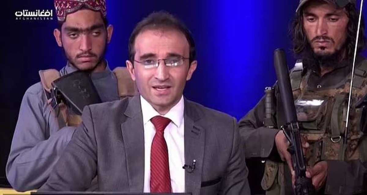Αφγανιστάν: Παρουσιαστής λέει τις ειδήσεις και πίσω του έχει ένοπλους Ταλιμπάν