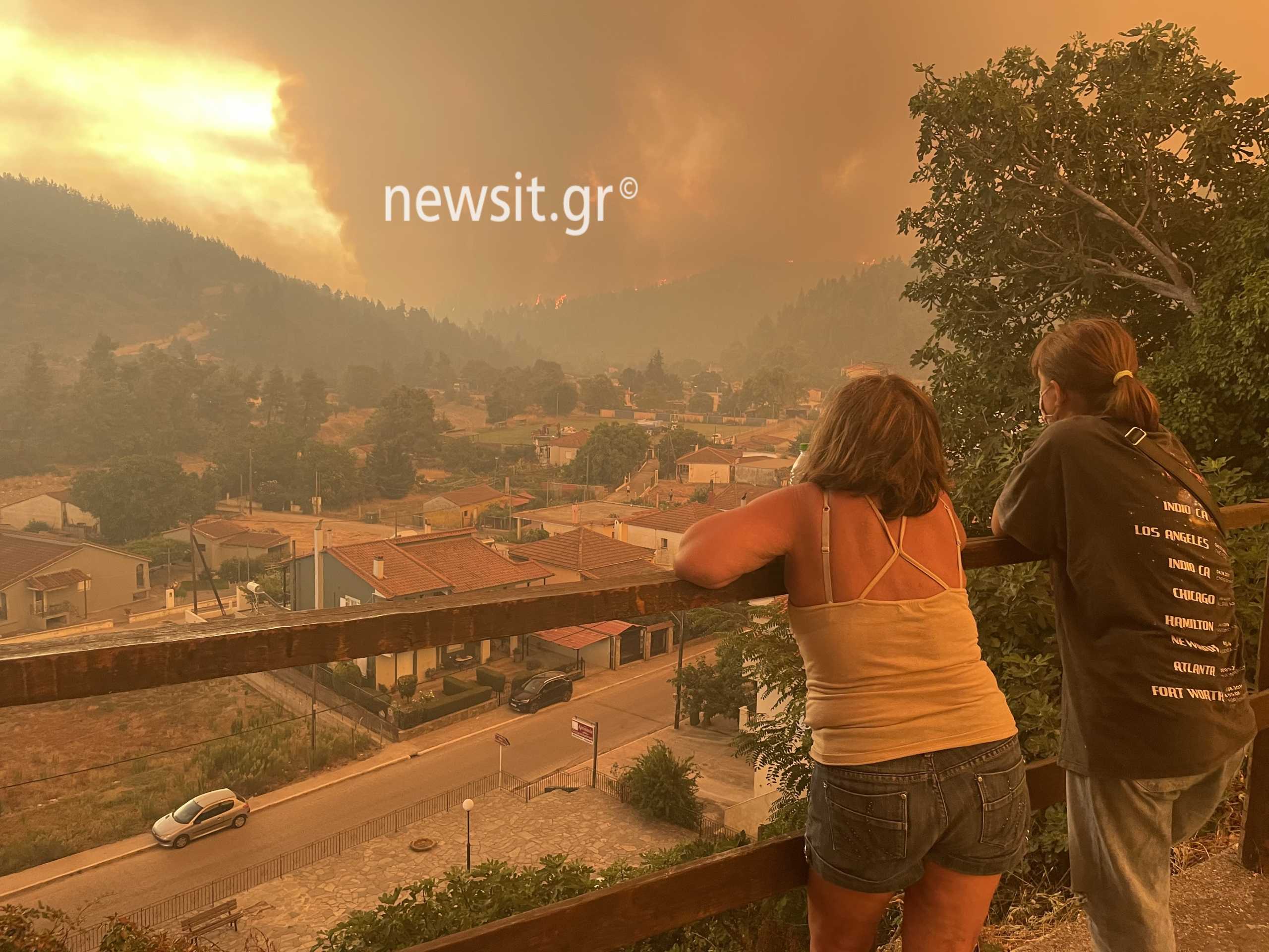 Φωτιά στη Βόρεια Εύβοια: Νύχτα αγωνίας στο δρόμο περνούν οι κάτοικοι  πνιγμένοι στον καπνό