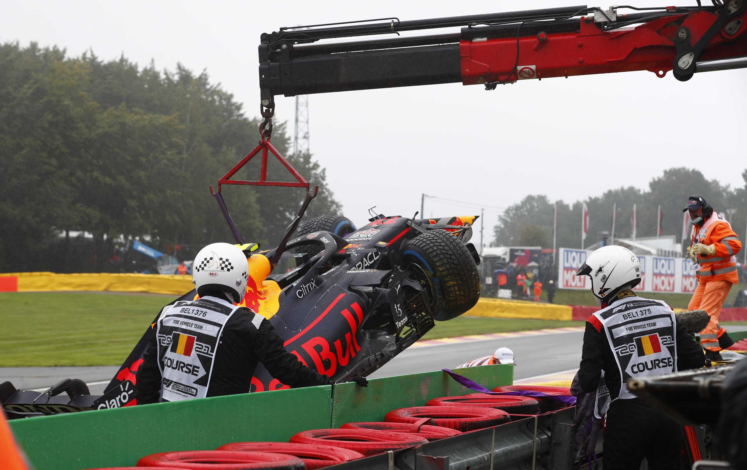 Formula One F1 - Belgian Grand Prix - Spa-Francorchamps, Spa, Belgium - August 29, 2021 Marshals remove Red Bull's Sergio Perez car after he crashes out before the start of the race REUTERS