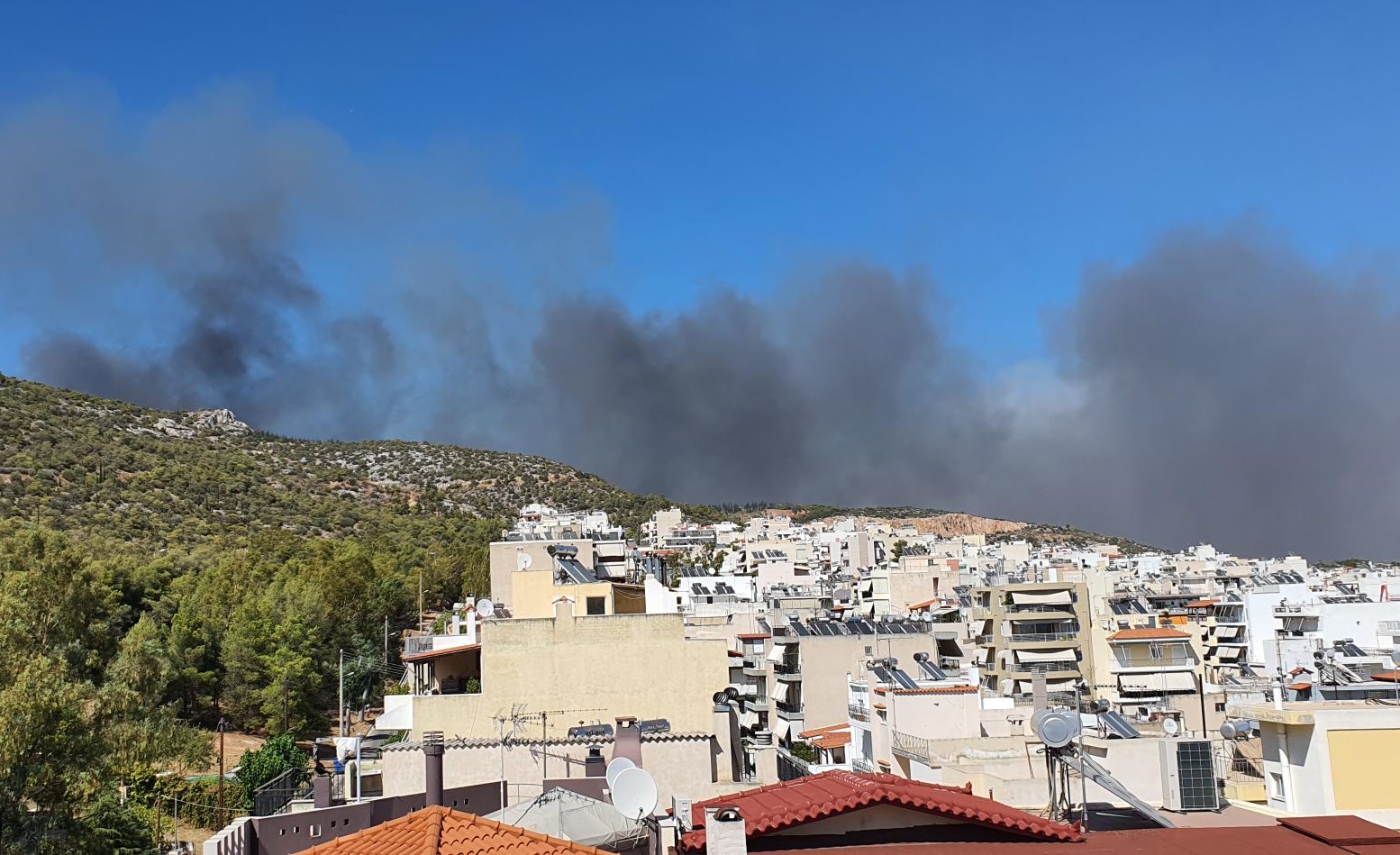 Φωτιά στα Άνω Λιόσια – Στο πόδι οι κάτοικοι