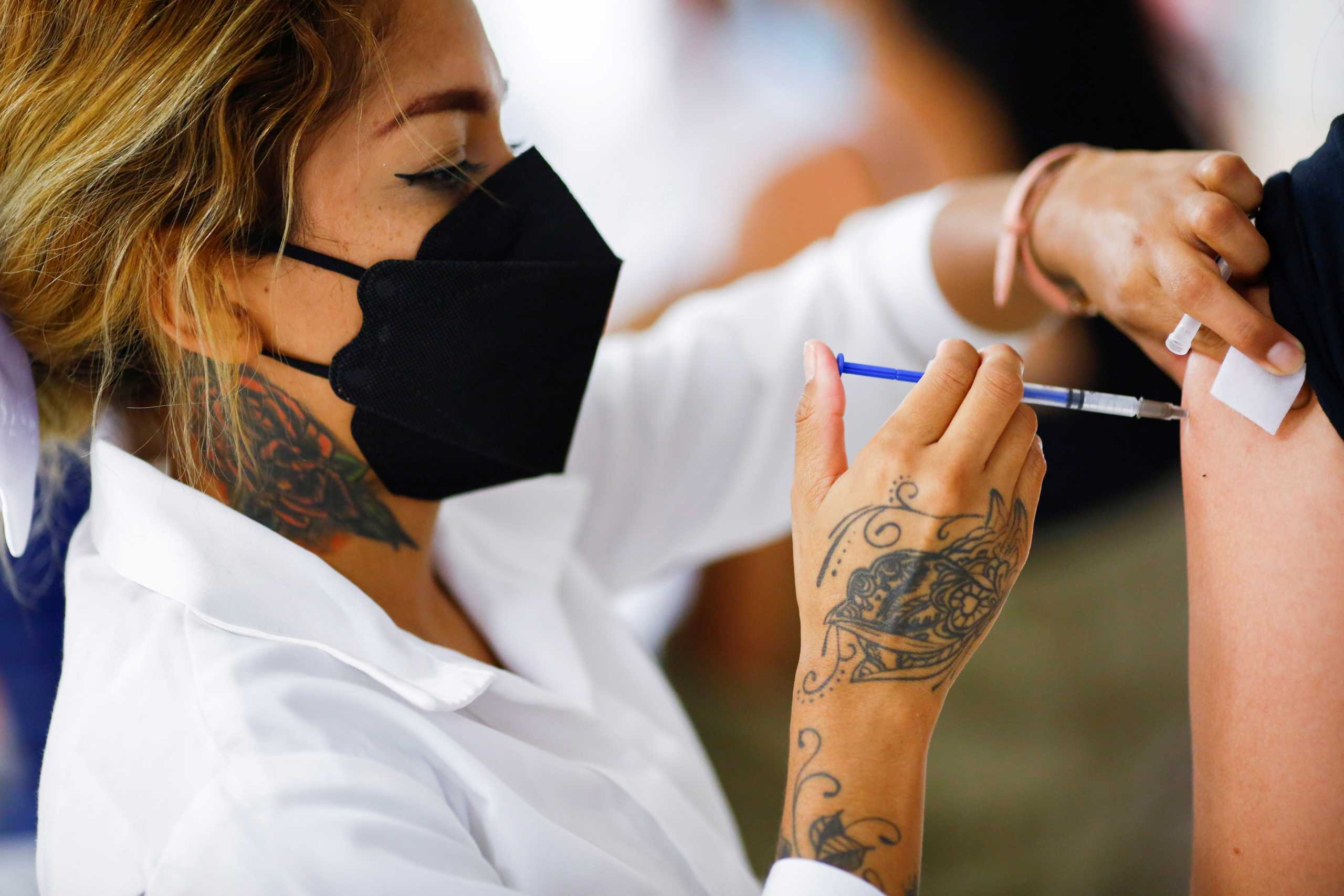 Κορονοϊός: Πόσοι πολίτες πρέπει να εμβολιαστούν για να υπάρξει ανοσία – Σε επιφυλακή για τυχόν έκρηξη της πανδημίας